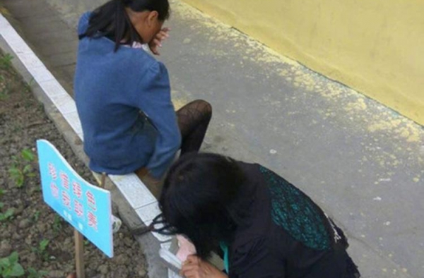老师为学生补鞋照感动众人 网友:击中内心最柔软一块