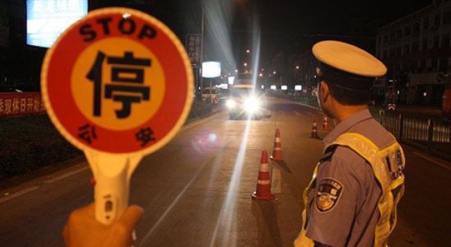 男子醉驾被交警查获 妻子称赞交警干得漂亮！