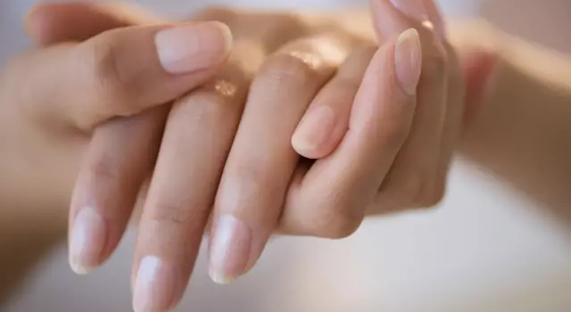 女子恋爱半年不敢和男友牵手 竟是手汗在作怪