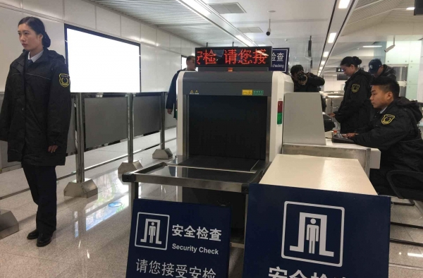 拿气球地铁安检受阻 这对夫妇竟骂安保人员比狗恶心
