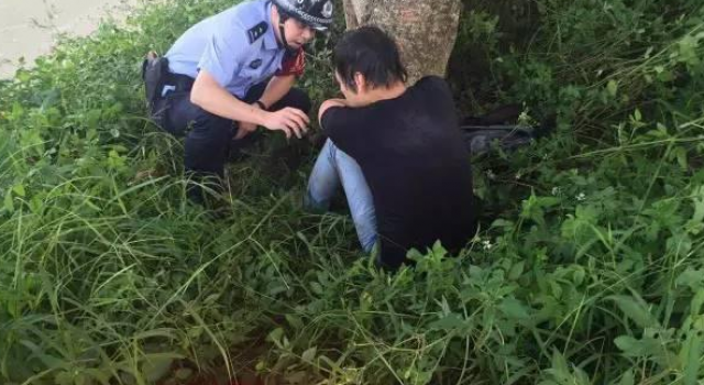 男子跳河自杀竟被一条蛇救起 真相竟然是这样