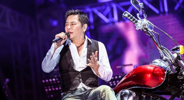歌坛传奇王杰写真曝光 今昔对比太唏嘘