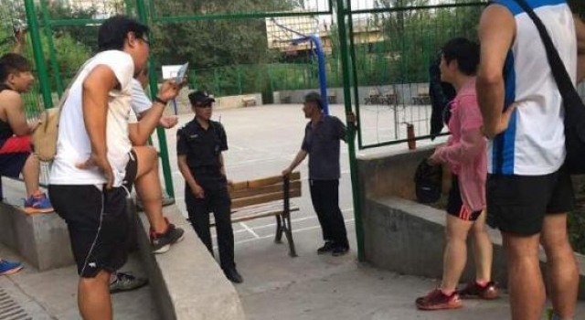 广场舞大妈篮球场争夺续：球场已开放 不打球不能进
