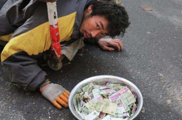 中学生辱骂殴打乞丐怎么回事？教育局出面回应真相