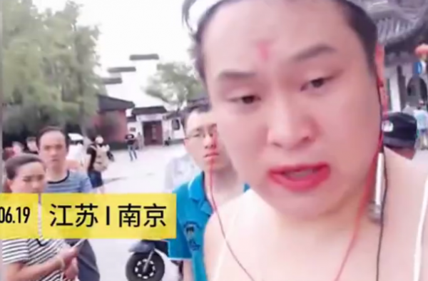 奇葩网红在夫子庙前辣眼睛直播 不听劝告城管将其抬走