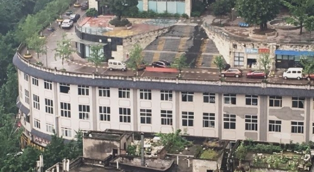 又一重庆建筑火了 马路修在了屋顶上
