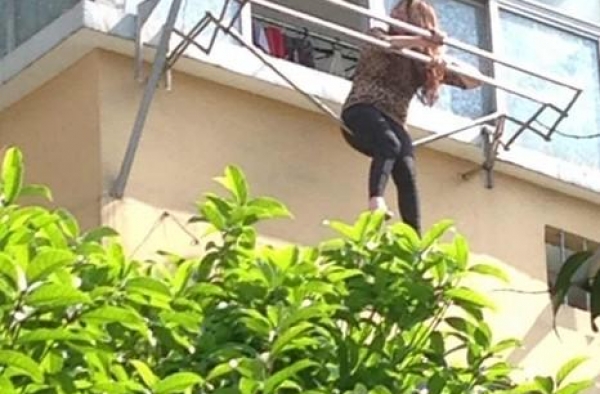 21楼女子失足坠落 因19楼晾衣架获救