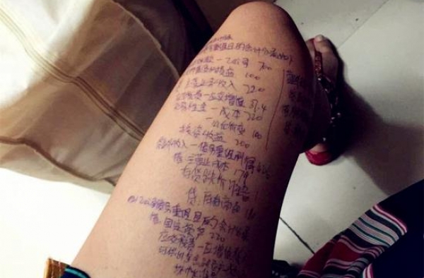 女子为考试腿上写满小抄 同学：且考且珍惜