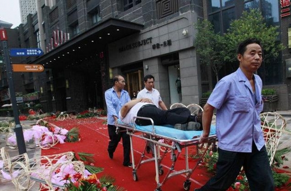 西安一酒店开业遭人打砸 十几名工作人员受伤