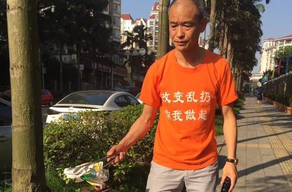 路上遇见“怪老头” 身家上亿开豪车捡垃圾