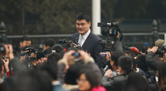 姚明到底有多大只 10张图让你切实感知他的高