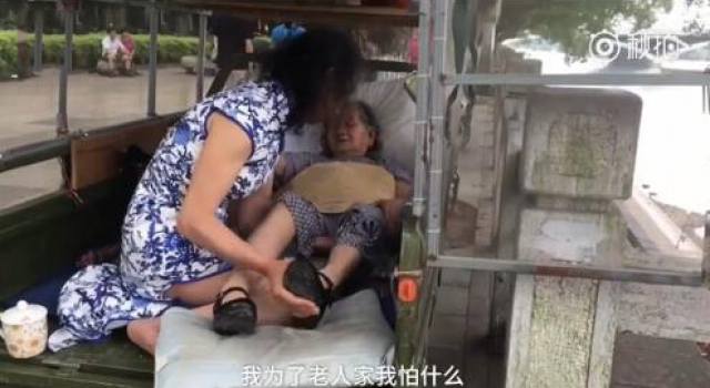 一片孝心 男子穿女装20年扮妹妹哄母亲开心