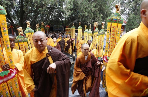 少林寺无遮大会开幕围观者众多 场面壮观超震撼