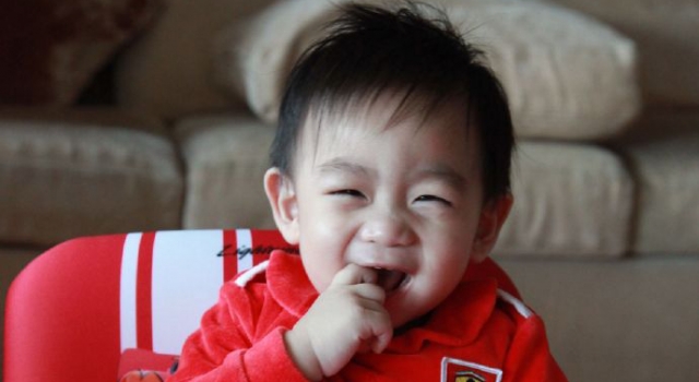 Kimi幼时旧照曝光 网友：林志颖的复制粘贴