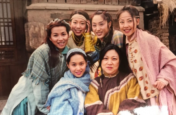 回忆杀！陈法蓉晒韦小宝与众美女老婆旧照