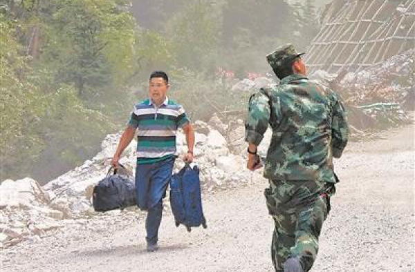 地震"最美逆行照"走红网络 网友：一股毫不畏惧的力量