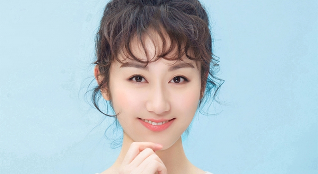 最美军花叶小瞳曝清新写真 蒋方婷丸子头时尚可爱