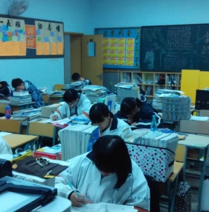 男生猛扇回击老师怎么回事？二人在教室内互扇耳光