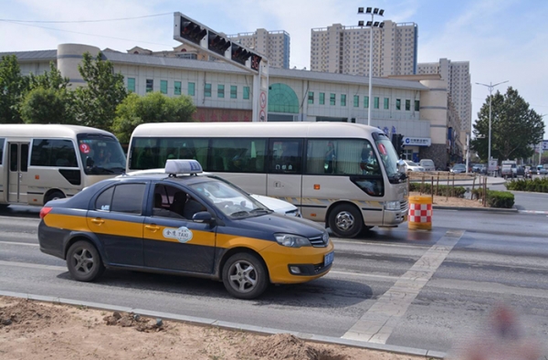 误闯红灯后急刹停车 这分还扣不扣？