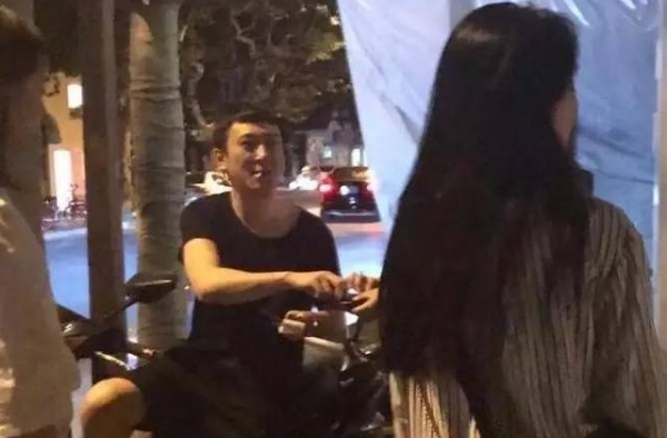 王思聪坐路边摩托车和美女闲聊