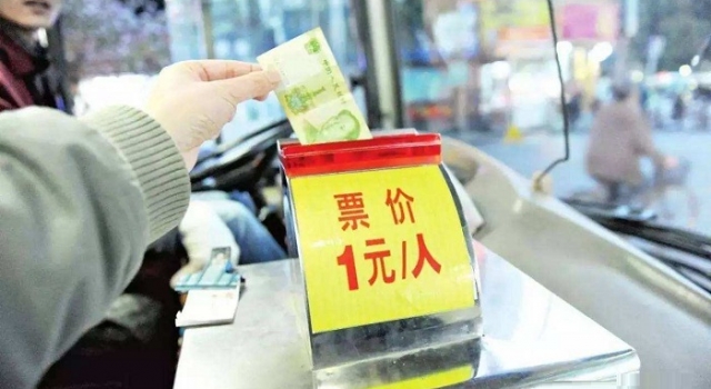 坐公交连投2700元为了什么？司机查看投币箱竟发现……