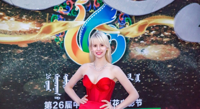 梦丽Maria亮相百花电影节 妩媚红裙长腿抢镜