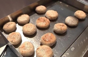 月饼界的新星螺蛳粉月饼受追捧 这样的月饼你还爱吗？