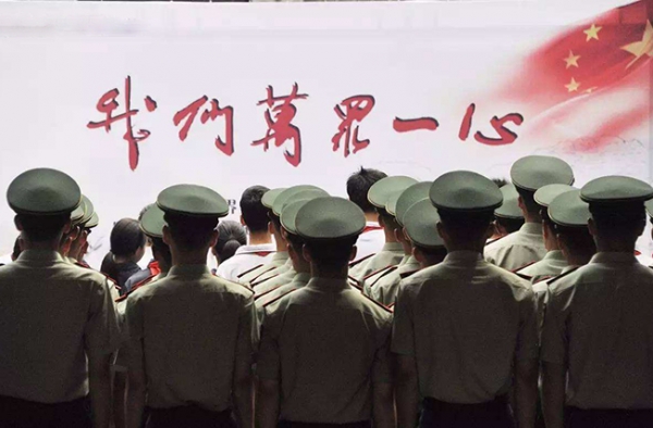 海归小伙听国歌起立致意：出去才知道国外跟中国没法比