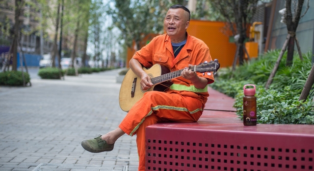 6旬环卫工自学38年吉他 音乐不分年龄和年代