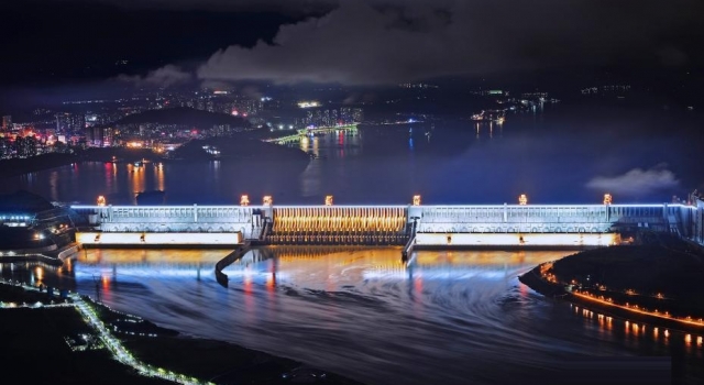 美翻了！三峡大坝首次启动夜景灯光 如诗如画