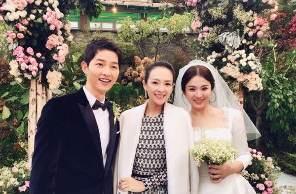 宋慧乔婚纱照曝光 婚礼上宋仲基为宋慧乔取暖