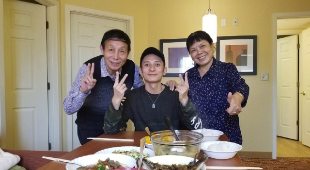 李维嘉晒与父母吃饭照 多出来的筷子竟成了谜题