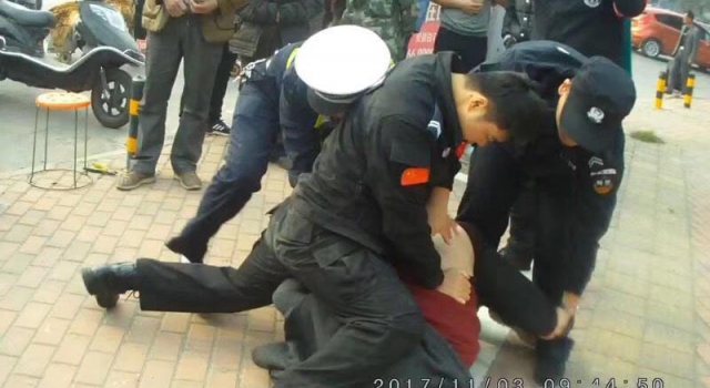 厉害了 违章男辱骂特勤人员被一招制服