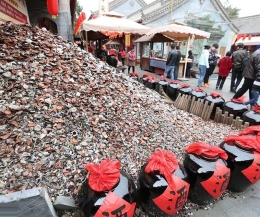 喝完酒还能摔碗？ 西安现摔碗酒小铺供游客摔碗图吉利