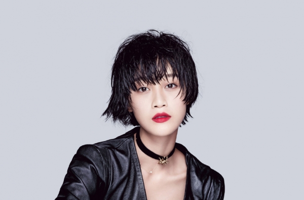 蓝盈莹写真攻气十足 这才是演员该有的样子