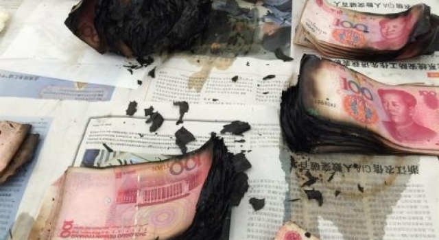 男子当街烧毁万元人民币？网友：不要给我啊！