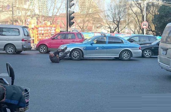 大爷后退碰瓷轿车 网友：这太空步碰瓷法贼6！