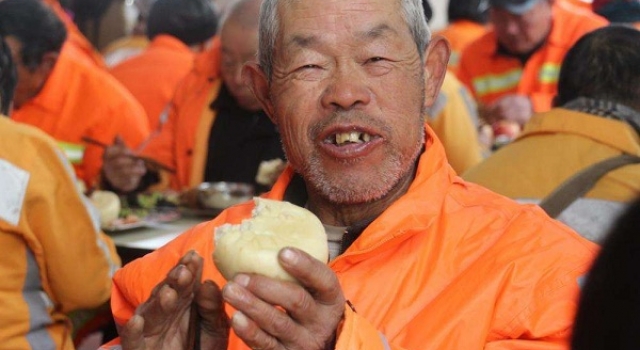 小伙自掏腰包给工人加菜 当事人:想让他们吃的更好一点