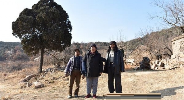 母子隐居深山已7代 粗茶淡饭与世无争