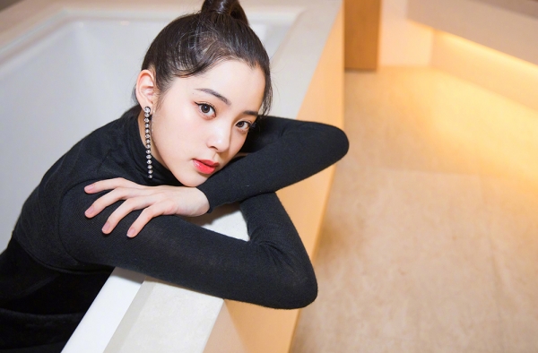欧阳娜娜忘带工作牌 大喊：我是招娣儿让我进去