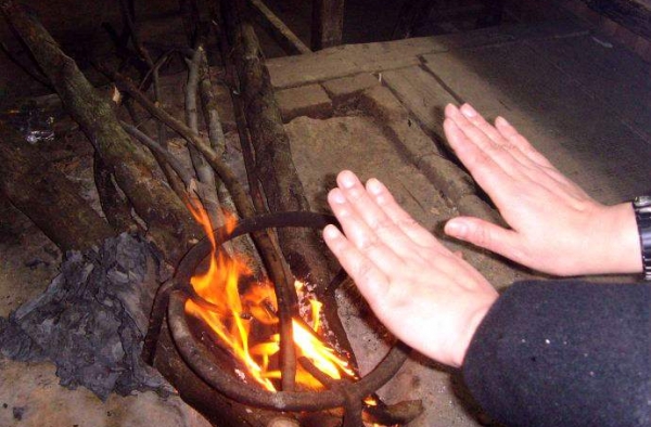 突发！ 云南4名儿童在家烤火身亡