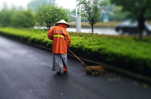 男子当街扇环卫工耳光 网友：有这样的素质才是真晦气