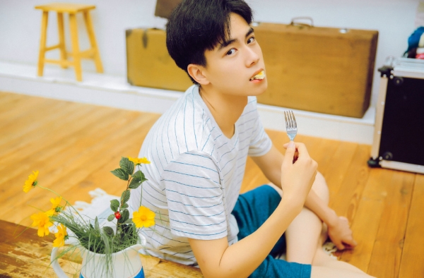 胡一天被大风吹乱了发型 大风也阻挡不了胡老师的帅气