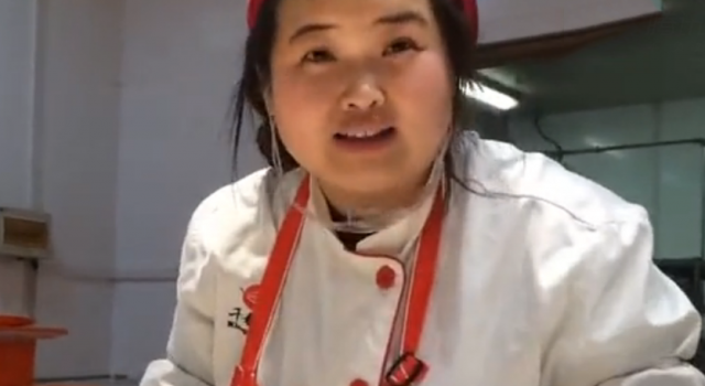 90后小姐姐不服被学生叫阿姨 张贴告示火爆网络