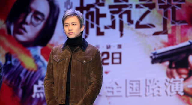 邓超变身文艺青年 为了发自拍也是无所不用其极了！