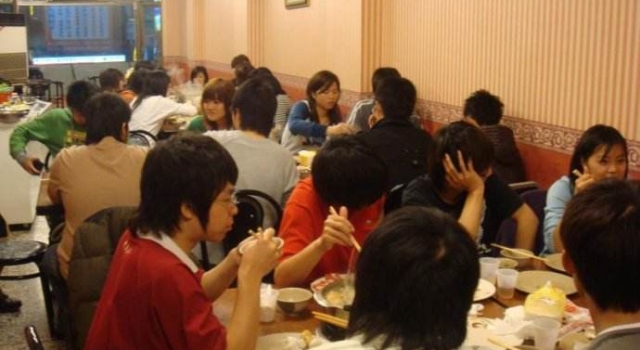 辅警火锅店聚餐抓获一个逃犯 惊不惊喜意不意外？
