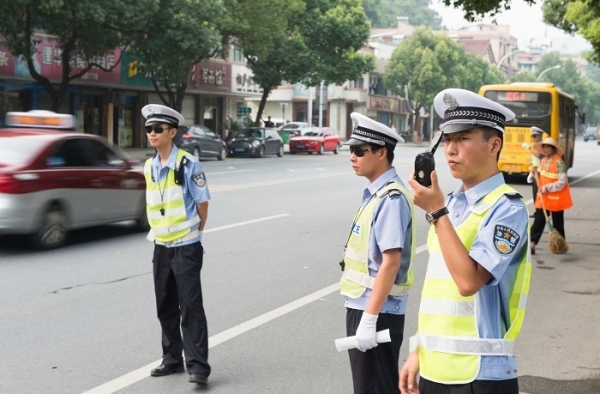 违规处罚交警未见微笑 现在交警也要求微笑执法了？