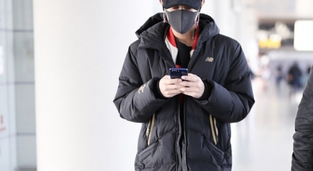 黄子韬身穿黑色羽绒服 戴口罩好身材遮不住！
