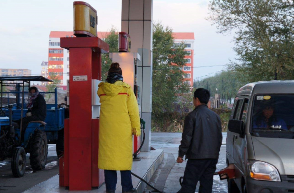 丈夫把妻落加油站 妻子不记得丈夫电话号码