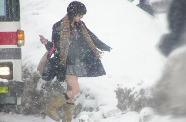女孩-40℃光腿穿短裙出行 回来后双腿……